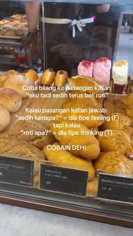 COBAIN DEH 😭👇   Kirim chat ini ke pasangan kalian:   “Aku tadi sedih terus beli roti.” Terus lihat dia jawab apa…   Jawabannya bisa ngungkapin tipe dia banget 😭🔥 TAG PASANGANMU 😆💥✨   #fyp #couplecheck #relationshiptest #viraltrend