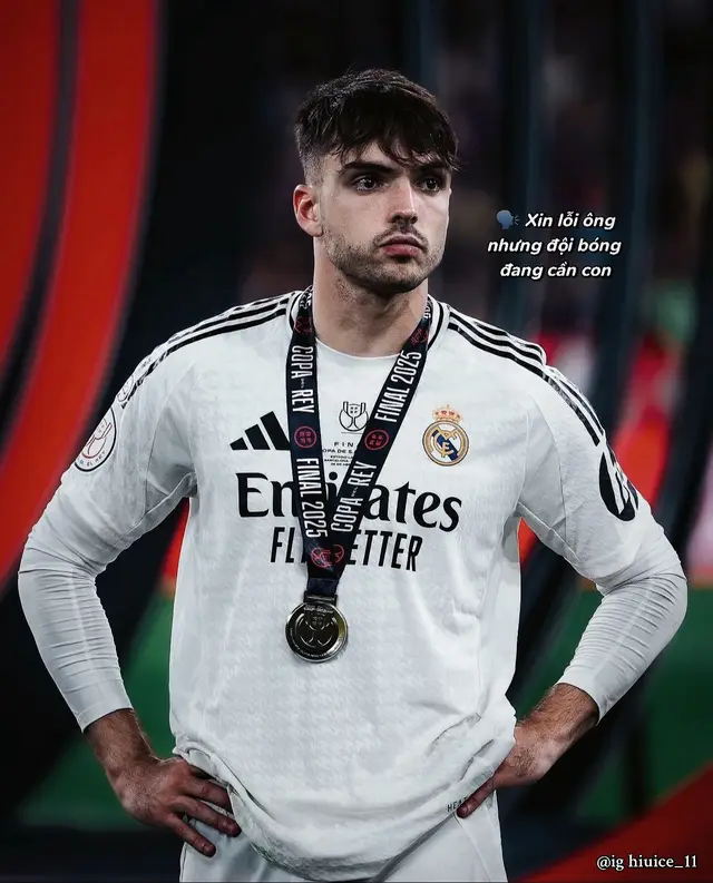 Raul Asencio bước vào trận gặp Olympiacos trong nỗi đau vừa mất ông nội. Không ai ở câu lạc bộ hay biết, anh vẫn giữ im lặng và xin được thi đấu vì hiểu rằng đội chỉ còn mình anh là trung vệ có thể ra sân. Sức lực không còn đủ để tiếp tục, đó là lý do Asencio buộc phải rời sân sớm hôm nay. Toàn thể Real Madrid và các Madridista đều hướng về Asencio trong thời điểm đau đớn này. Xin gửi lời chia buồn sâu sắc đến anh và gia đình. #asencio #quochuy🐳 