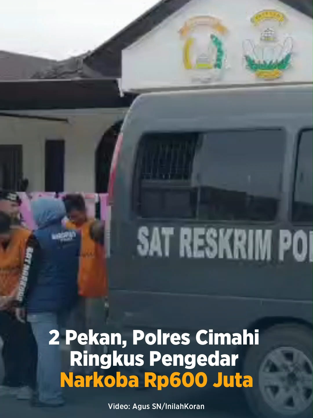Jajaran Satresnarkoba Polres Cimahi berhasil mengamankan 50 tersangka dari 42 kasus penyalahgunaan narkotika berbagai jenis dalam dua pekan terakhir. Kapolres Cimahi AKBP Niko Nurallah Adi Putra mengatakan, setiap hari aparat berhasil mengungkap minimal dua hingga tiga kasus narkoba. Menurutnya, hal ini menunjukkan tingkat keberhasilan yang signifikan dalam memberantas peredaran gelap narkoba di daerah ini. Adapun barang bukti yang berhasil diamankan meliputi berbagai jenis narkotika, seperti sabu seberat 371,78 gram, ganja 79,79 gram, sintetik 221,87 gram, bibit narkoba 55 gram, ekstasi 11 butir, dan OKT sebanyak 5.216 butir. . #polrescimahi #tersangka #tiktokberita #beritaterkini #inilahkoran