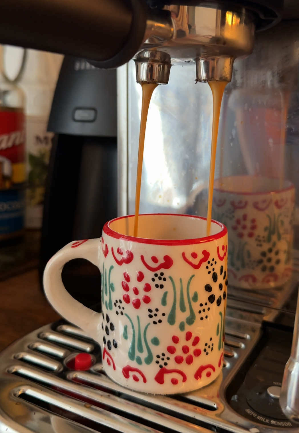 Rate this espresso pull for me please… I used the Toronto Blend from Maple Leaf Roasters. This is my first time pulling a shot using fresh beans and my new Baratza grinder 🥰 #espresso #espressoshot #breville #coffeetok 