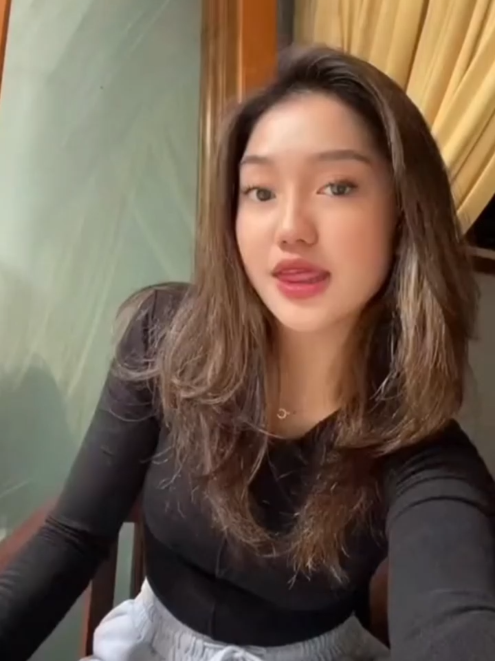 #masukberanda #trendingsong #foryoupage #fyp #xybca #tren #chandrikachika #cewekcantik #trending #positivelifestyle #viral #chika #like #4you #yourpageforyou #OOTD #tiktokvideosvirales #cewekidaman #vibes #trendingsound