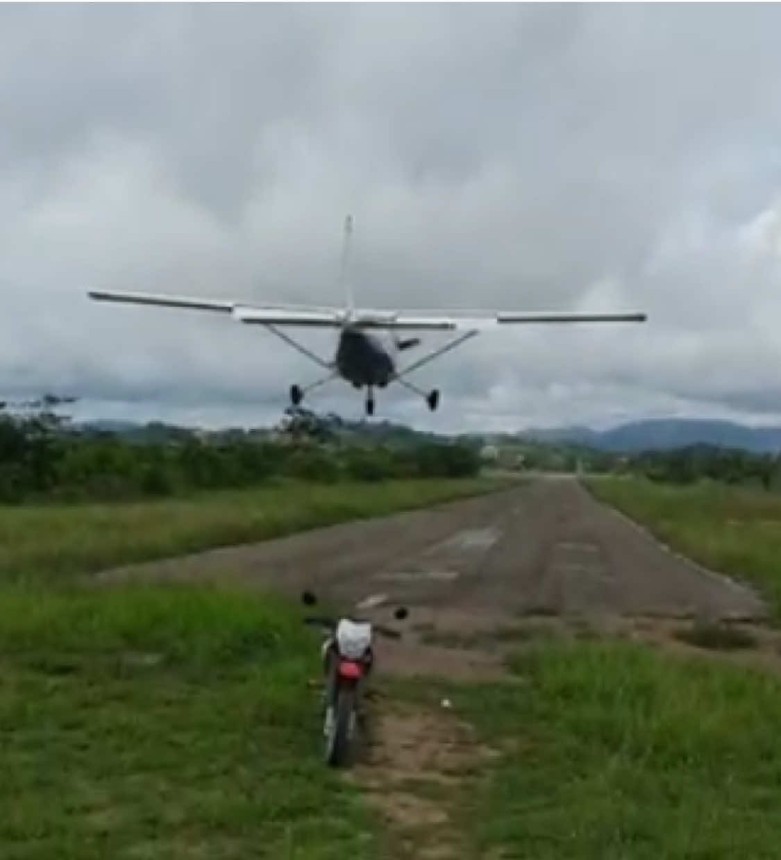 Aterrizando en Santa Rosa Sur del Bolivar, Colombia 🇨🇴 🔥  #cessna182 #santarosadelsurbolivar #colombia🇨🇴 #aerotaxi #avgeek 