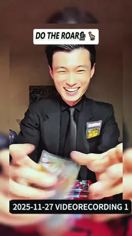 DO THE ROAR🗣️ 🦖 #charizard #pokemon #pokemoncards #pokemontiktok #pokemoncommunity 