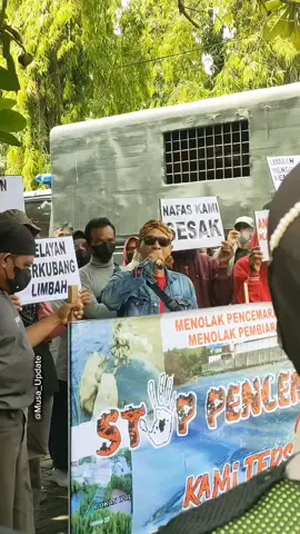 Rembang – Massa warga Desa Banyudono Kecamatan Kaliori, hari Kamis (27 November 2025) menggeruduk Kantor Bupati dan DPRD Rembang. Mereka mengadukan polusi udara bau tidak sedap dan pencemaran air laut menghitam, diduga karena pembuangan limbah pabrik pengolahan ikan. Hermin Haryanti, seorang warga Desa Bandyudono mengatakan kondisi ini sebenarnya sudah terjadi cukup lama, bertahun-tahun. Namun warga baru bergerak, karena menganggap tidak ada solusi. “Kita sudah temui pihak pabrik, namun lama kelamaan kita ikuti juga nggak ada solusi nyata. Makanya kita gelar aksi demo, karena sudah di puncak kejengkelan. Mau ibadah di Masjid saja terganggu, nggak bisa khusyuk,” ungkapnya. Koordinator aksi, Afif Awaludin mendesak pabrik ditutup sementara waktu, sampai instalasi pembuangan air limbah (IPAL) sesuai standar. “Kita nggak ingin pabrik tutup permanen, karena ada pekerja yang menggantungkan hidup di sana. Tapi mbok yao tahu penderitaan kami, kita desak tutup sementara, sampai mereka nggak mencemari lingkungan lagi,” kata Afif. Afif menambahkan ada warga Banyudono sampai meninggal dunia, diduga karena terlalu lama terpapar polusi. “Tentu ini sangat memprihatinkan mas. Kami sebagai warga lokal seperti terjajah oleh investor yang merupakan warga pendatang,” imbuhnya. Bupati Rembang, Harno menemui massa pendemo. Bupati menyampaikan Pemkab sudah menyurati Kementerian Lingkungan Hidup Dan Kehutanan (KLHK), untuk menindaklanjuti keluhan masyarakat Desa Banyudono. “Sudah kita kirimkan dan kami pastikan surat sudah sampai di KLHK,” terangnya. Soal desakan menutup sementara pabrik, Bupati belum bisa menyimpulkan. Namun warga menghendaki akan menutup akses jalan desa, untuk menghentikan sementara operasional pabrik, Harno kemudian menyarankan yang penting jangan sampai melanggar aturan. “Jangan sampai ada celah salah, gitu ya. Masalah ini juga akan kami rembug bersama Forkopimda (Forum Komunikasi Pimpinan Daerah),” kata Bupati. Bupati juga membubuhkan tanda tangan, sepakat dengan tuntutan warga Desa Banyudono. Sedangkan perwakilan dari DPRD, tidak ada satu pun yang nampak di sekitar lokasi. Setelah dari Kantor Bupati, massa selanjutnya menuju pabrik PT Indoseafood. Pihak pabrik sebelumnya sudah berjanji siap melakukan langkah-langkah perbaikan, supaya limbah yang dibuang ke laut, tidak menimbulkan dampak negatif terhadap lingkungan. Hal itu dibenarkan Kepala Dinas Lingkungan Hidup (DLH) Kabupaten Rembang, Ika Himawan Afandi. “Sudah ada progress ke sana (perbaikan), tinggal kita tunggu saja perkembangannya. Pabrik ini juga terus dipantau oleh KLHK, sejak pertama kali menerima sanksi tahun 2018 atau 2019 lalu,” ungkap Ika. (Musyafa Musa).