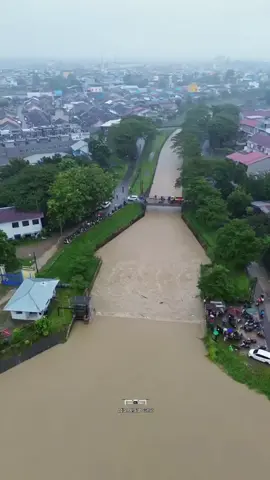 kondisi air sungai Deli meluap di pintu air kanal Medan Johor  untuk warga sekitaran kanal waspada banjir ❗