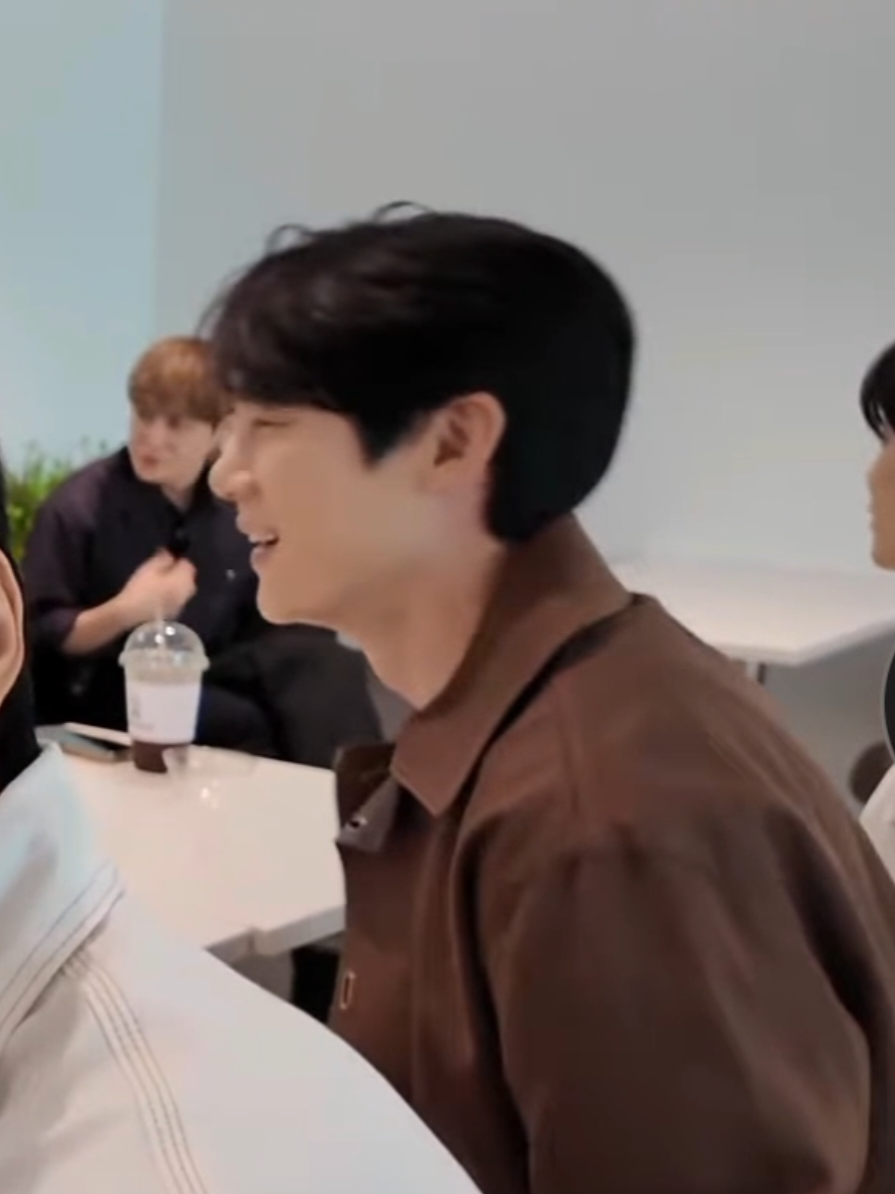 No matter how hard they try to act like nothing’s going on, it’s all painfully obvious. It’s honestly impossible to pretend you don’t care when the person you love is right there. 😍 #YooYeonSeok #ChaeSooBin #GameCateters #StarshipEntertainment #SajuCouple 