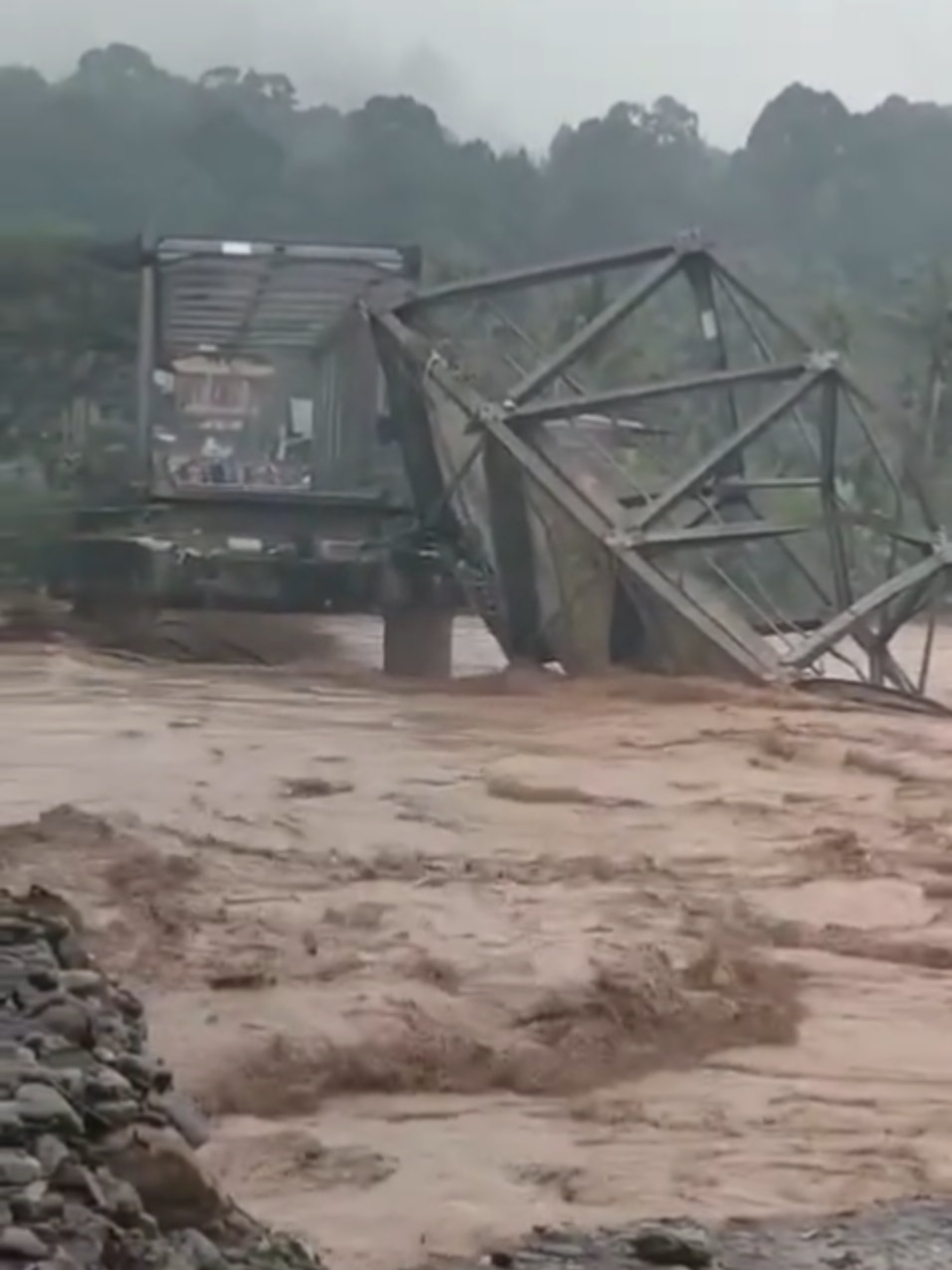 salah satu jembatan di Aceh tenggara yang menghubungkan beberapa desa putus total #prayforacehtenggara #prayforaceh  #jembatannatam #acehtenggara 