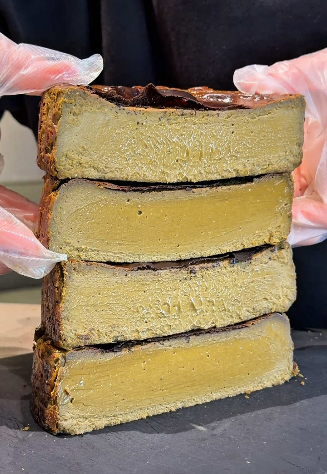 香ばしさが反則級“ほうじ茶バスチー”🍵 鹿児島県産の雁金ほうじ茶を贅沢に使用した、大人味のバスクチーズケーキ。 チーズのほのかな酸味と、ほうじ茶の香ばしさがふわっと重なり合うバランスが絶妙すぎる…。 ねっとり濃厚な口どけが舌にまとわりつき、ゆっくり溶けていく瞬間が最高🤎 三軒茶屋で“ほうじ茶スイーツ”探すなら、まずここで間違いなし。 —— 🍵注文したのはこちら↓ ほうじ茶バスクチーズケーキ（¥1,000） —— 🗾【店名】THREE 📍【住所】東京都世田谷区三軒茶屋2-10-14 GREST三軒茶屋 2F 📞【電話】050-5592-2157 ⏰【営業時間】店舗ページをご確認ください 💤【定休】不定休 —— Roasted Hojicha Basque Cheesecake 🍵 Made with premium “Kaganishi Hojicha” from Kagoshima, this cheesecake blends the gentle acidity of cream cheese with the deep roasted aroma of hojicha. Smooth, dense, and melt-in-your-mouth — a must-try for tea lovers in Tokyo. —— 🍵 Hojicha Basque Cheesecake – ¥1,000 📍 Tokyo, Japan #東京カフェ #東京スイーツ #三軒茶屋カフェ #バスクチーズケーキ 