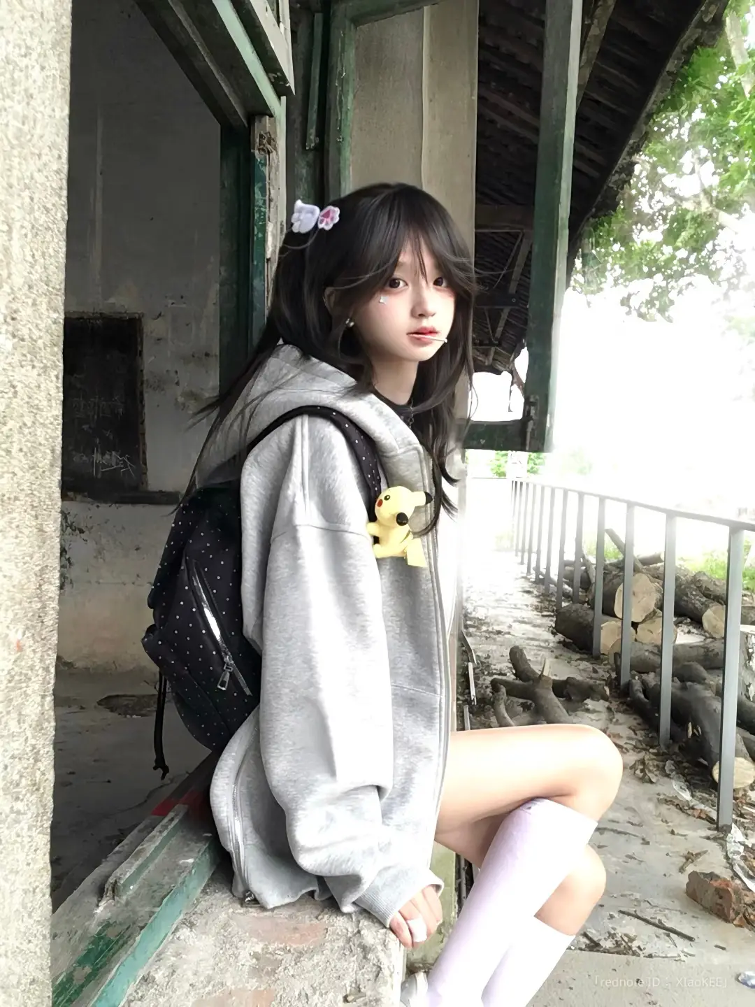 Minggu lalu, teman-teman dan aku pergi ke taman kota. Cuaca cerah dan ceria, sangat pas untuk aktivitas luar ruangan. Pertama, kami jogging mengelilingi danau sambil menikmati udara segar. Kemudian, kami bermain frisbee di lapangan rumput, tertawa setiap kali cakram terbang tinggi. Setelah itu, kami duduk di bangku dan makan es krim. Es krimnya manis dan meleleh dengan cepat, jadi kami harus menjilatinya dengan cepat. Sebelum pulang, kami memberi makan beberapa bebek dengan sisa roti. Hari itu sangat menyenangkan dan membuat kami segar kembali. #🇯🇵🇲🇨 #fyp  ---