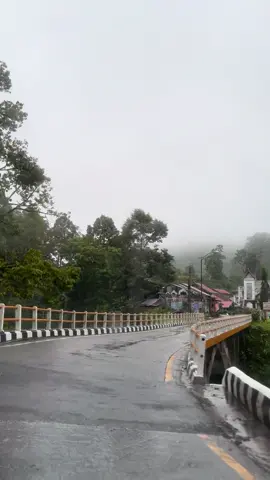 video 26 NOVEMBER 2025 siang . Dapet info 27 november jalan divideo ini longsor ☹️ ternyata kami masih dilindungi allah . Gaberhenti henti bersyukur masih diberi keselamatan sama allah sampe pku 😭😭🙏🏻 #padangpanjang #sumbarberduka 