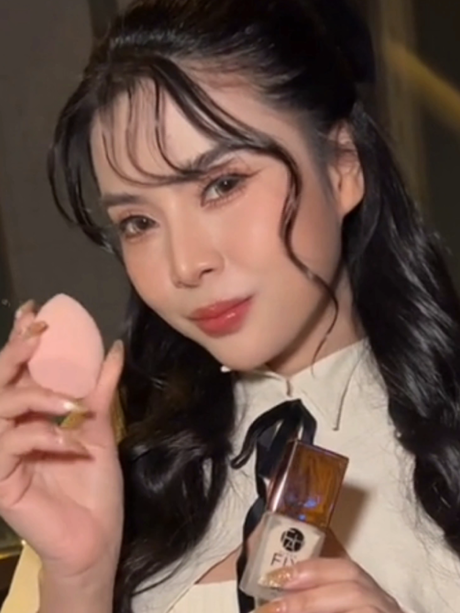 คืนนี้เราอยากเป็นเวอร์ชันที่ดีที่สุดของตัวเอง!! รองพื้น F.A.H ปรับโทนให้ผิวดูแพงตั้งแต่สัมผัสแรก ช่วยคุมมันแบบนุ่มนวล ผิวเลยดูเรียบหรู ไม่ต้องพึ่งฟิลเตอร์ใด ๆ #เครื่องสําอาง #รองพื้นFAH #เมคอัพเปลี่ยนลุค #บิวตี้ #รองพื้น 