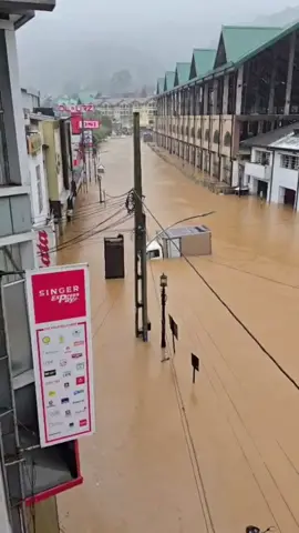 Nuwara Eliya Under Water! Town Temporarily Shut Down After Record Rainfall.  නුවරඑළිය නගරය ජලයෙන් වැසී! මේ තරම් වැසි කිසිදා දැකලා නෑ. நுவரெலியா மூழ்கியது! இதுபோல் மழை நான் வாழ்நாளில் பார்த்ததில்லை. #NuwaraEliya #SriLanka #FloodUpdate #HeavyRain #WeatherAlert