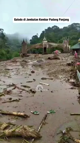 Longsor menghantam jalan Payakumbuh-Padang di Jembatan Kembar Padang Panjang, Kamis (27/11/2025).  - #payakumbuhkini #pykkini #50kotakini 