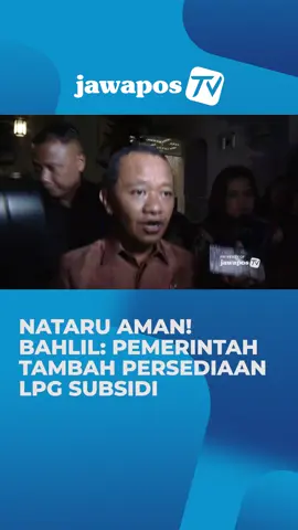 Pemerintah menambah pasokan LPG subsidi untuk memastikan kebutuhan masyarakat aman selama Natal 2025 dan Tahun Baru 2026. Menteri ESDM Bahlil Lahadalia menegaskan stok LPG dan BBM dipastikan aman setelah rapat koordinasi bersama Menkeu dan BUMN. Targetnya, distribusi energi lancar tanpa gangguan sepanjang libur akhir tahun. #LPGSubsidi #Nataru #Bahlil #Energi #BeritaTerkini #FYP #JawaposTV