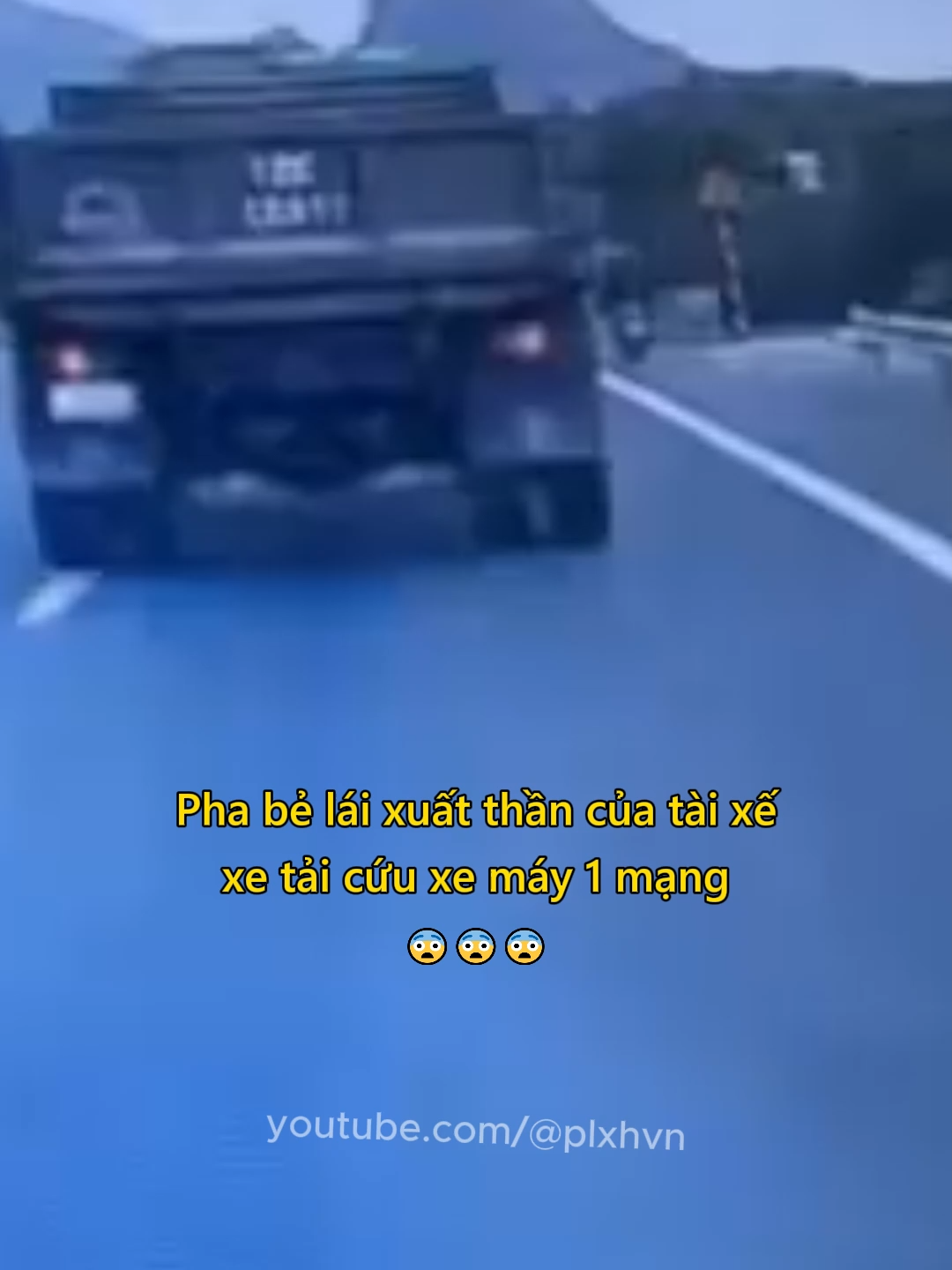 Pha bẻ lái xuất thần của tài xế xe tải cứu xe máy 1 mạng 😨 #giaothong #mayman #antoangiaothong #plxhvn #phapluatxahoi