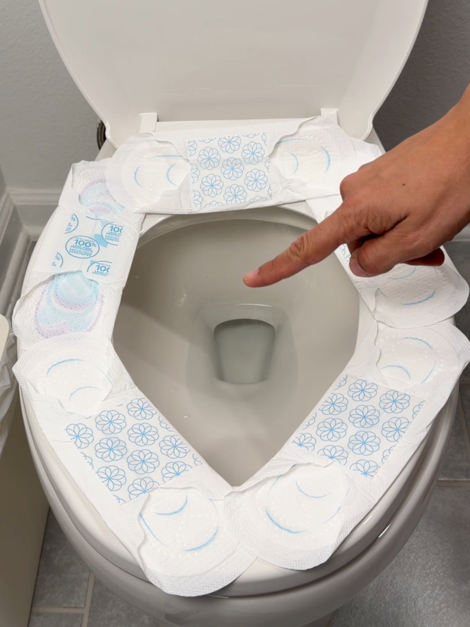 Add sanitary pads to your toilet… the result is insane!  #lifehacks #tipsandtricks