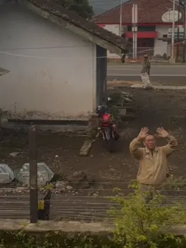 momen paling sedih saat di antar ayah pergi merantau 🥀#fypシ゚ #sadstory #merindukanmulagi #musikditiktok #fypシ゚viral 