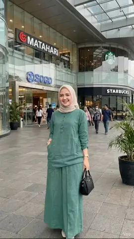 Jangan sampai nyesel baru tahu ada gamis secantik & senyaman ini!  Simple, adem, langsung bikin look makin fresh.” #GamisHarian #GamisLinenPremium #GamisSimpleElegan #OOTDHijab #BusanaMuslimah