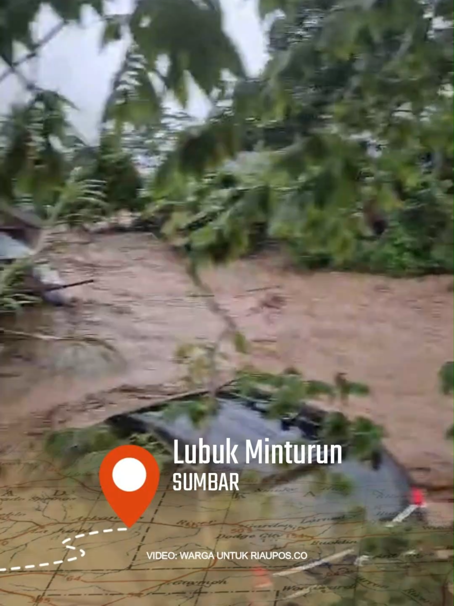 Banjir Lubuk Minturun, Sumatera Barat 💔🌧️ Detik-detik warga berusaha menyelamatkan diri di tengah banjir besar. Dalam video terdengar seorang perempuan menangis histeris, bertahan di atas pohon ceri sambil memohon pertolongan. Ia mengatakan rumahnya sudah hanyut. Sementara suami dan anaknya belum ditemukan. Doakan keselamatan seluruh warga yang terdampak. Semoga bantuan segera tiba dan pencarian keluarga yang hilang dipermudah. 🙏 #LubukMinturun #SumateraBarat #Banjir #DaruratBanjir #InfoTerkini #PrayForSumbar