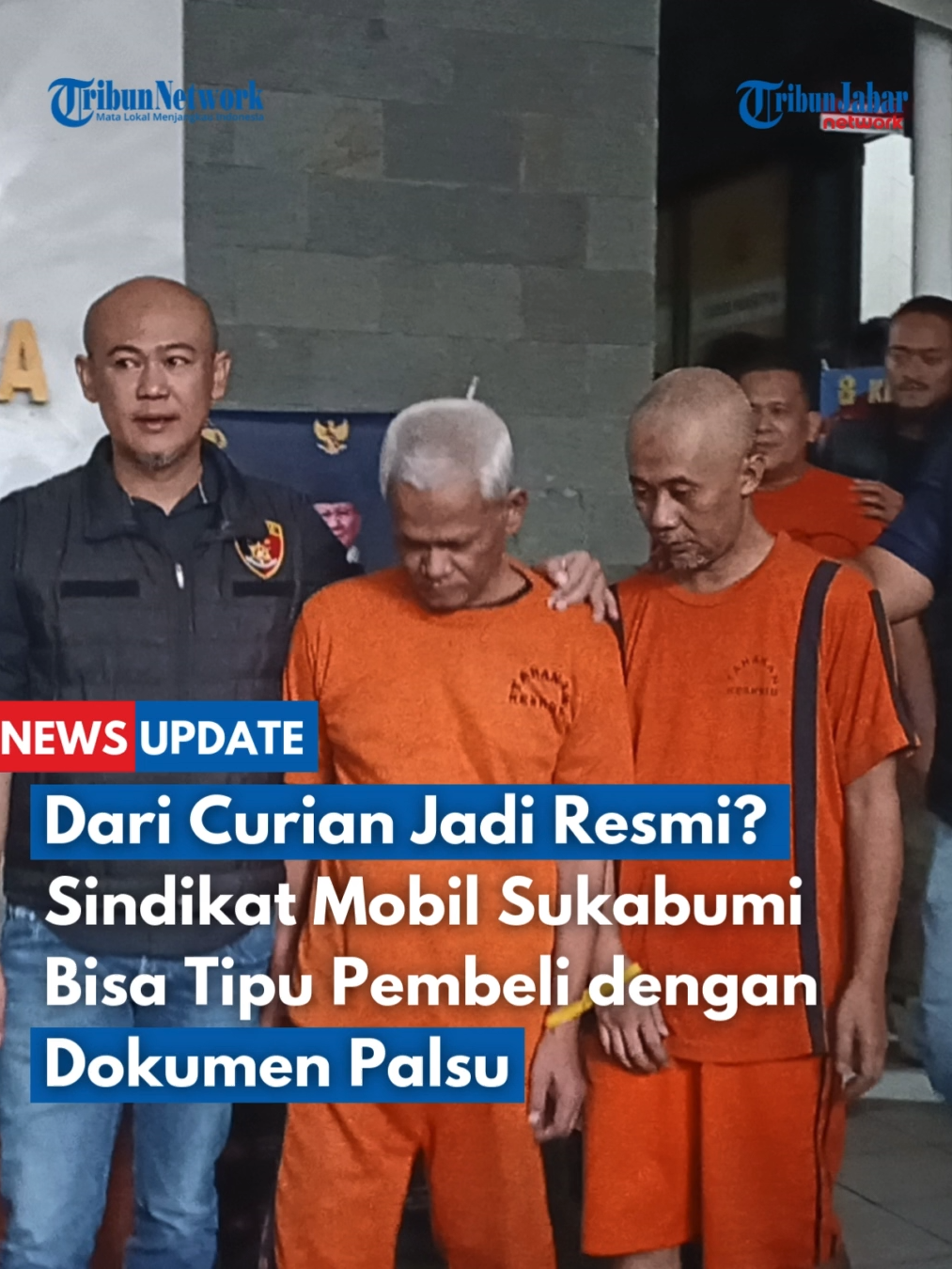 🚨 Mobil Curian ‘Disulap’ Jadi Legal di Sukabumi! Mobil curian dijual dengan STNK & BPKB palsu biar terlihat resmi, harga normal Rp120 juta! 🕵️‍♂️ Modusnya: curi mobil → poles → dokumen palsu → jual kembali. 👮‍♂️ Polisi sudah tangkap 4 pelaku, tapi pembuat dokumen palsu utama masih buron. ⚠️ Tips: selalu cek keaslian STNK & BPKB sebelum beli mobil bekas! Menurut Tribunners modus ini bisa menipu pembeli seberapa parah? Share pengalaman Tribunners di komentar! Reporter: Dian Herdiansyah  Kf: Syifa Hanifa #tribunjabar #newsupdate #Sukabumi #CurianMobil #DokumenPalsu #PolisiBongkar #HatiHati #TipsMobilBekas #BeritaViral