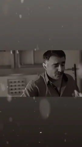 Bir yıldız doğdu nur ile Bir yıldız doğdu nur ile Alemi yaktı nar ile Küsülüyüm ben yar ile Niye doğdun sarı yıldız mavi yıldız Aman aman evler yıkan yıldız yıldız#erdalerzincan #yıldız #türkü #türküler #keşfet 