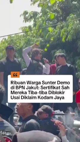 Ribuan warga Sunter Jaya menggeruduk Kantor ATR/BPN Jakarta Utara pada Rabu (26/11/2025). Mereka menuntut pembukaan blokir sertifikat tanah di tujuh RW. Pemblokiran sejak 2022 membuat lebih dari lima ribu bidang tidak bisa dijual, digadaikan, maupun dibaliknama. Mayoritas warga memegang SHM atau HGB sah dan rutin membayar PBB. Mereka juga menolak klaim lahan oleh Kodam Jaya yang membuat BPN menolak layanan. Warga pun berjanji akan kembali berdemo satu minggu mendatang.  #sunter #bpn #kodamjaya #viral #fyp 