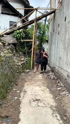 Saling membantu 😁😂