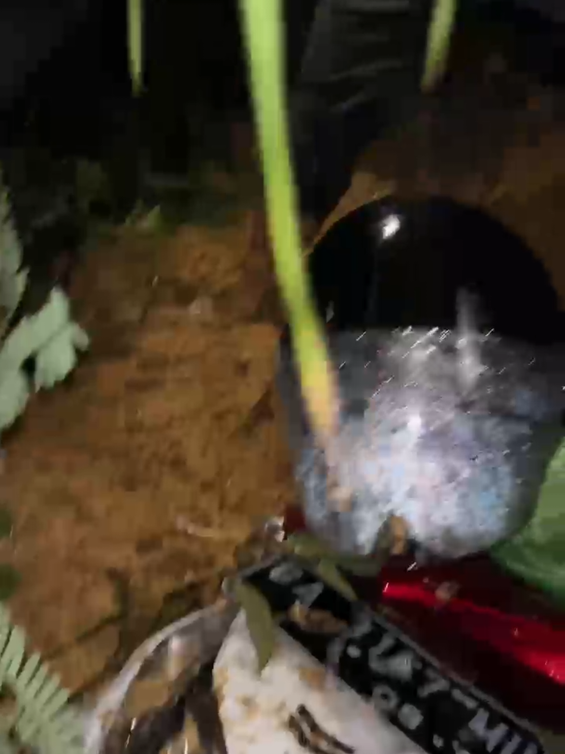 Hanya bisa semampu kami untuk menolong korban🥺karna situasi tidak memungkinkan, maaf kan kami korban karna kami belum mampu membantu lebih cepat, tapi kami tetap cari timsar untuk me evakuasi 🥺 trima kasih untuk warga yang sudah bantu korban yang tertimbun 🙏🙏 #fyp #stinjaulauik #lonsor #padangberduka #padang 