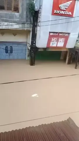 update : kota Kuala simpang lumpuh total, terlihat air mengenang sudah sangat tinggi, hujan dengan intensitas lumayan , video di ambil di area dekat bioskop lama, SMA aw, atau dulu#acehtamiangberduka #prabowosubianto #acehbutuhbantuan #muzakirmanaf  dikenal dekat toko roti bakery nila sari