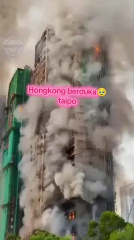 Polisi menangkap 3 orang terkait kebakaran hebat di 7 apartemen di Tai Po, Hong Kong yang mengakibatkan puluhan orang meninggal dunia. Mereka antara lain 2 direktur & seorang konsultan yang bertanggung jawab atas renovasi gedung. Ketiga orang ini dituduh melakukan kelalaian berat hingga menyebabkan nyawa melayang. Petugas juga telah menggeledah lokasi perusahaan pemeliharaan gedung perumahan di San Po Kong & menyita dokumen yang menyebut Wang Fuk Court. Kebakaran melanda kompleks gedung apartemen di Wang Fuk Court, Tai Po, utara Hong Kong selama 10 jam pada Rabu 26 November 2025 waktu setempat. Imbas kebakaran itu, 44 orang meninggal dunia, 45 orang dalam kondisi kritis, 279 masih hilang & 900 lainnya mengungsi. Insiden itu menjadi salah satu kebakaran paling mematikan dalam beberapa dekade di Hong Kong, wilayah dengan beberapa blok apartemen tertinggi & terpadat di dunia. Saat kebakaran terjadi, sejumlah gedung sedang direnovasi & terlihat banyak perancah bambu sebagai bagian konstruksi. Hingga kini penyebab kebakaran masih diselidiki. Menurut penyelidikan awal, petugas menemukan styrofoam di dalam gedung. Pihak berwenang mengatakan styrofoam itu menyebabkan api menyebar lebih cepat di dalam blok & membakar apartemen melalui koridor. Menanggapi kebakaran dahsyat ini, Xi Jinping Presiden China menyampaikan belasungkawa. Ia juga menyerukan 