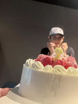 Sehun sent a photo of Chanyeol with his birthday cake! 📸🍒🎂 🐣 : “The photo came out well (cutely)” ini emg dr sehunya fotonya miring ya ri😭#EXO #CHANYEOL #SEHUN #fyp 