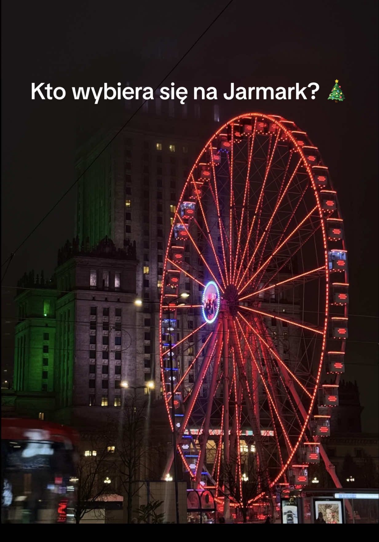 Warszawa właśnie odpala tryb świąt. Młyńskie Koło już się kręci, światła błyskają, a jarmark rusza 28 listopada. Magia już wisi w powietrzu…  Czujecie już klimat świąt?🎄❄️ #jarmark #christmasmarket #jarmarkbożonarodzeniowy #palackulturyinauki #warszawa @Warszawa  @WarszawawPigulce @Aesthetic Guide - Warsaw 