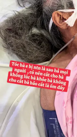 Tóc bà e tự nhiên ngủ dậy nó bị xoắn 1 ít gội cũng không ra 2 năm rồi nó càng ngày càng xoắn nên. Lúc bà khỏe bảo bà cắt đi bà không cho bà bảo cắt là ốm là **** luôn á .Bây giờ bà ốm nằm vậy định cắt là lại sợ . Mn có biết tóc bà e bị gì không mà có nên cắt tóc không ạ