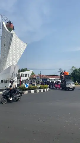 Massa aksi dari Aliansi Topi Jerami bergerak dari Taman Tugu Perjuangan Indramayu menuju PDAM Indramayu untuk melakukan aksi unjuk rasa. Kamis, 27/11/2025