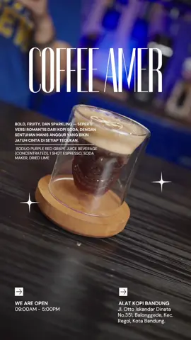 Belajar MeDrink yuk! Hari ini kita bikin perpaduan unik antara kopi dan buah anggur yang segar banget: Coffee Amer  Espresso yang bold ketemu grape concentrate yang fruity, ditambah soda yang sparkling dan dried lime yang bikin aroma citrusnya makin keluar! Bahan-bahannya: 	•	Purple Red Grape Juice Beverage (Concentrated) 	•	1 Shot Espresso 	•	Soda Maker 	•	Dried Lime 	•	Es Batu  Rasanya: fruity, bubbly, dan punya aftertaste kopi yang clean. Segarnya beda—cocok buat yang suka eksperimen rasa!  #coffeeamer #grapecoffee #sparklingcoffee #minumankekinian #drinkrecipe  