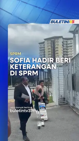 Wanita yang dikaitkan dalam klip video perbualan bersama ahli perniagaan, Albert Tei, yang tersebar di media sosial, hadir ke Suruhanjaya Pencegahan Rasuah Malaysia (SPRM) untuk memberi keterangan, hari ini. Individu dikenali sebagai Sofia Rini Buyong tiba pada jam 2.30 petang ditemani peguamnya, Shugan Raman. #BuletinTV3 #SPRM #AlbertTei #VideoTular