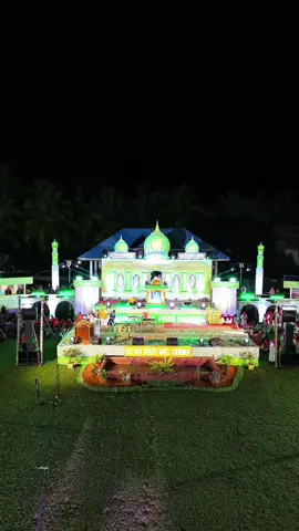 MTQ ke-19 Kabupaten Parigi Moutong resmi dibuka. Kali ini, Kecamatan Sidoan menjadi pusat syiar Qur’ani sekaligus lokasi pelantikan DPK LASQI. Bupati Parigi Moutong, H. Erwin Burase, membuka acara dengan penuh khidmat. Kafilah dari 23 kecamatan hadir dan masyarakat memenuhi arena, menjadikan malam pembukaan begitu meriah. Dalam sambutannya, Bupati menegaskan bahwa MTQ bukan sekadar ajang seni baca Al-Qur’an, tetapi ruang pembinaan karakter, spiritualitas, serta penguatan generasi Qur’ani. Selain pembukaan MTQ, turut digelar pelantikan DPK LASQI se-Kabupaten Parigi Moutong oleh Ketua LASQI, Hj. Hestiwati Nanga. Langkah ini diharapkan memperkuat pengembangan seni Islami seperti qasidah dan hadrah di seluruh wilayah. #erwinburase #parigimoutong #MTQ #sulawesitengah 