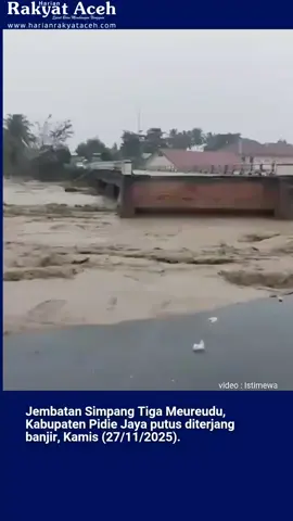Jembatan Simpang Tiga Meureudu, Kabupaten Pidie Jaya putus diterjang banjir, Kamis (27/11/2025).