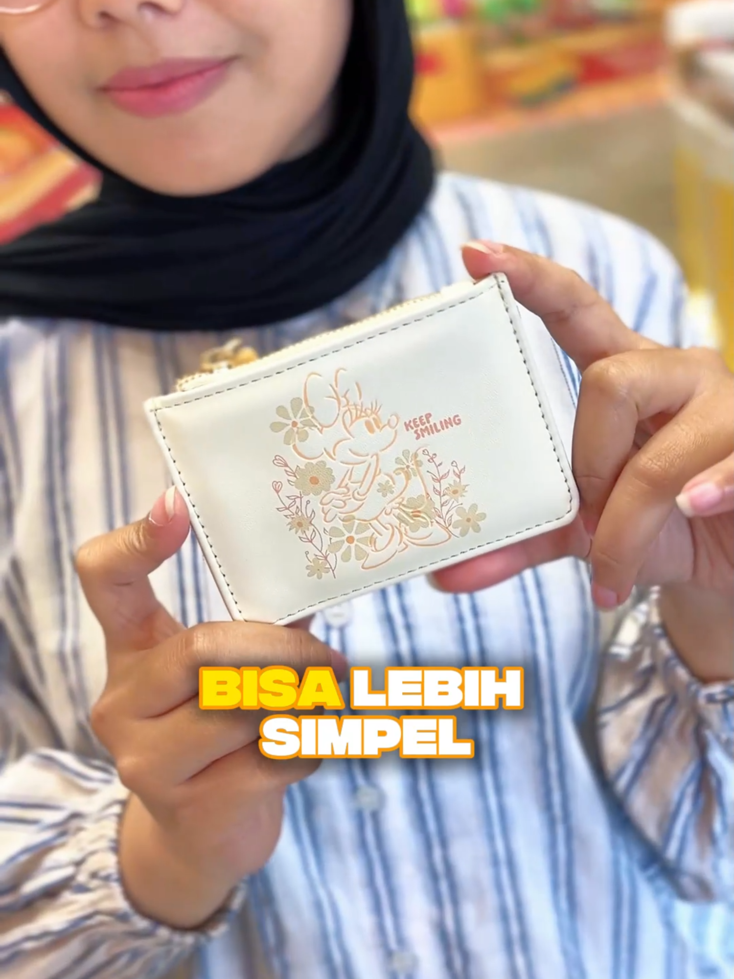 Buat kamu yang suka dompet dengan desain simple tapi compact buat dibawa keseharian ini saatnya kamu checkout Wallet Card Holder terbaru edisi Mickey & Friends ini! Official kolaborasi resmi Oh!Some dan Disney lho~ Yuk buruan serbu STOK TERBATAS #walletcard #cardholder #wallet #mickeyandfriends #disneyaccessories