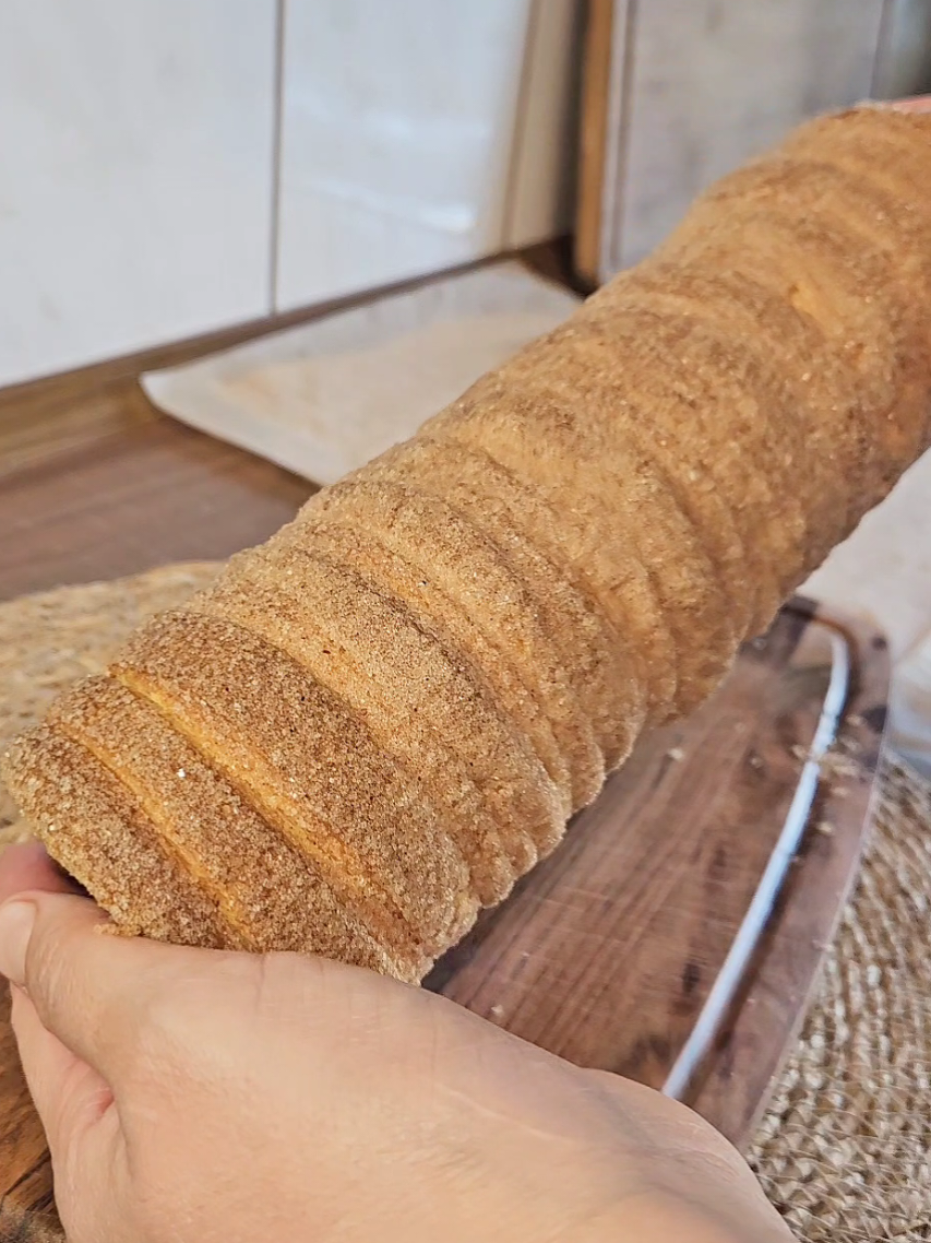 🌲 Baumstriezel selber machen 😍 Knusprig außen, weich innen – wie vom Weihnachtsmarkt ✨ 👉 Das komplette Rezept findest du in den Kommentaren! Speichern nicht vergessen! . . . . #Baumstriezel #Kürtőskalác  #weihnachten #FoodReel #christmas 
