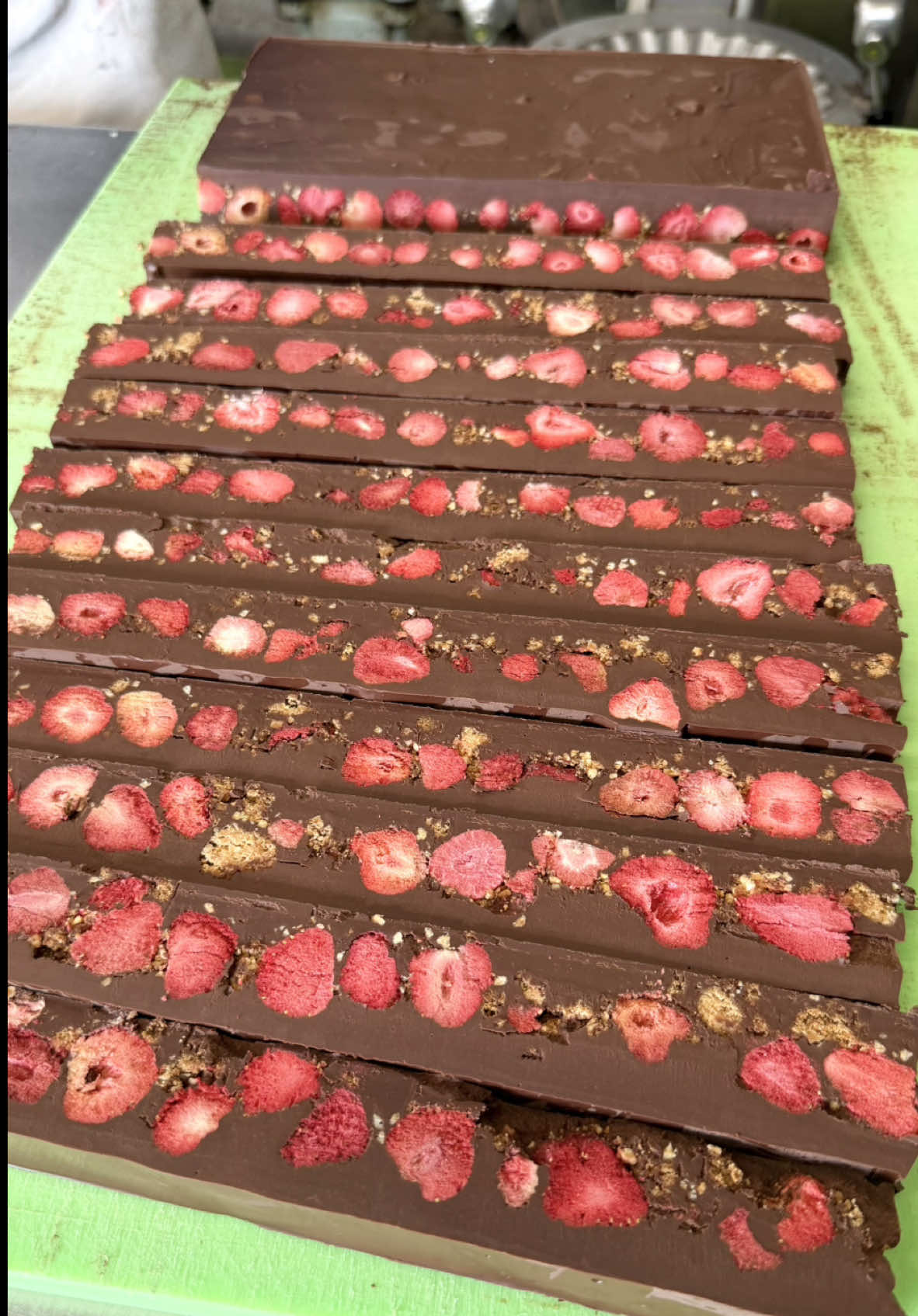 売り切れ続出！毎年大人気のストロベリーショコラ🍫🍓 こだわりの濃厚チョコレートに 甘酸っぱいドライストロベリーと香ばしいナッツを合わせた贅沢な逸品✨️ カカオの芳醇な香りと深いコク濃厚の中に いちごの爽やかな酸味とナッツの心地よい食感が重なり合い思わず笑みがこぼれる美味しさ🤤💕 真っ赤なストロベリーとチョコのコントラストも美しく見た目まで華やか🌸 オンラインでも購入可能なので ギフトにはもちろん、自分へのご褒美にもぴったりな贅沢ショコラ🤎 超オススメ✨️ 📍岐阜 『グルマンヴィタル』 ストロベリーショコラ(ブラック) ¥2000 #岐阜グルメ #chocolate #japanesefood #tiktokfood 