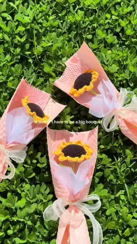 a simple gesture would make her feel so big 🥹🤍 #fyp #crochet #handmade #bouquet #flowers 