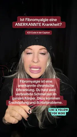 Fibromyalgie ist eine anerkannte chronische Erkrankung. Du hast weit verbreitete Schmerzen im ganzen Körper. Dazu kommen Erschöpfung und Schlafprobleme. Dein Körper reagiert stärker auf Reize. Das liegt an einer veränderten Schmerzverarbeitung im Nervensystem. So zeigt sich Fibromyalgie 	1.	Schmerzen an Muskeln, Sehnen und Gelenken 	2.	Druckempfindlichkeit an vielen Punkten 	3.	Starke Müdigkeit 	4.	Nicht erholsamer Schlaf 	5.	Konzentrationsprobleme 	6.	Empfindlichkeit auf Licht, Geräusche oder Gerüche So läuft die Diagnose 	1.	Dein Arzt schließt andere Krankheiten aus 	2.	Du bekommst eine gründliche körperliche Untersuchung 	3.	Du füllst Fragebögen zu Schmerzen und Alltag aus 	4.	Blutwerte zeigen keine Entzündung, helfen aber beim Ausschluss 	5.	Die Symptome müssen länger als drei Monate bestehen Wichtig ist. Die Diagnose ist gültig und medizinisch anerkannt. Du bildest dir die Beschwerden nicht ein. Du darfst ernst genommen werden und Behandlungen wie Physio, Schmerzmanagement oder Reha nutzen. Der ICD-Code für Fibromyalgie lautet M79.7 im ICD‑10‑GM.   Wenn du viele Körperregionen betroffen sind: M79.70 (Fibromyalgie, mehrere Lokalisationen).   #f#fibromyalgief#fibrod#diagnoseu#unsichtbarkranku#unsichtbarkrank