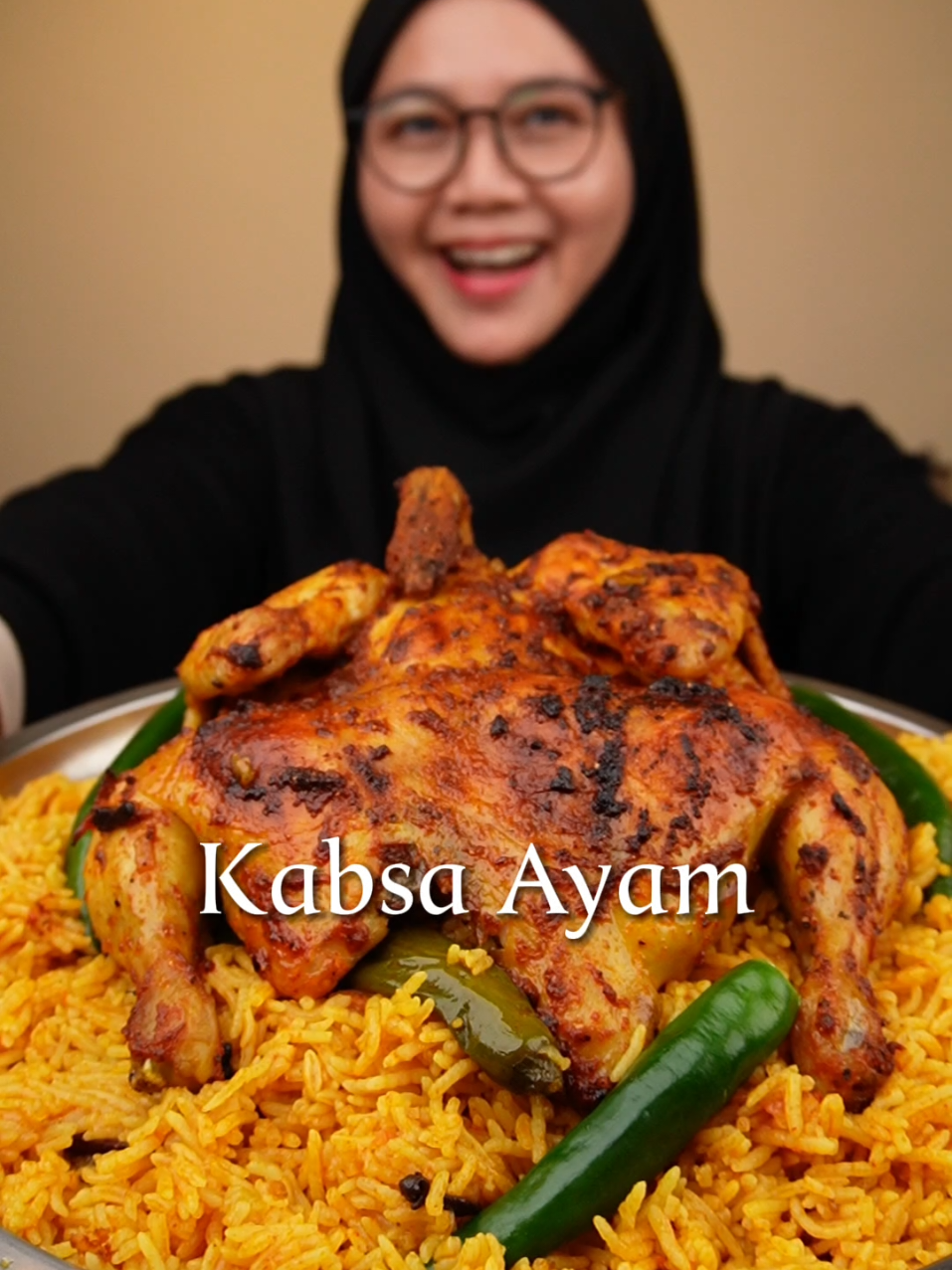 Sedappp😩 Senang sangat nak membuatnya. Ini yang baru belajar masak pun boleh buat✨️  Bahan-bahan: 500gm Basmathi (basuh & rendam 30minit) 1 ekor ayam Rempah kasar: 5 biji buah pelaga, 2 batang kayu manis, 1 helai daun salam, 6 bunga cengkih, 1 sudu kecil lada hitam 2 biji lemon kering (kalau ada boleh letak, kalau takde pun takpe) 1 biji bawang holland dipotong dadu 4 ulas bawang putih 1 biji tomato dipotong dadu 2 sudu besar tomato puree Rempah serbuk : ½ sudu besar jintan putih, ½ sudu besar paprika, ½ sudu besar ketumbar dan 1 sudu kecil serbuk kunyit 3 ½ pot air 1 sudu besar garam kasar (boleh adjust ikut level masin sendiri) 3 batang cili hijau  Rempah untuk bakar ayam: Sedikit minyak masak 1 sudu besar tomato puree 1 sudu kecil serbuk paprika 1 sudu kecil serbuk jintan putih Serbuk lada hitam Salata Hara (Sos Pedas): 2 biji tomato 2 ulas bawang putih 1 batang cili hijau Daun ketumbar Garam secukup rasa Sedikit air untuk kisar bahan-bahan diatas  Selamat mencuba❤ #resepimudah #kabsa 