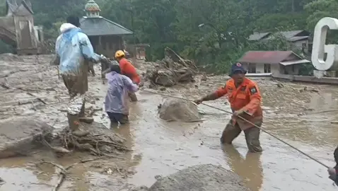 proses evakuasi di silaiang . #banjirbandang #longsor #padangpanjang #tanahdatar #sumatrabarat 