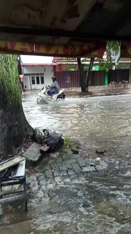 oalah buk buk, ga ibuk matikan air itu rupanya yaa😭😭 #fyp #medan #banjir 