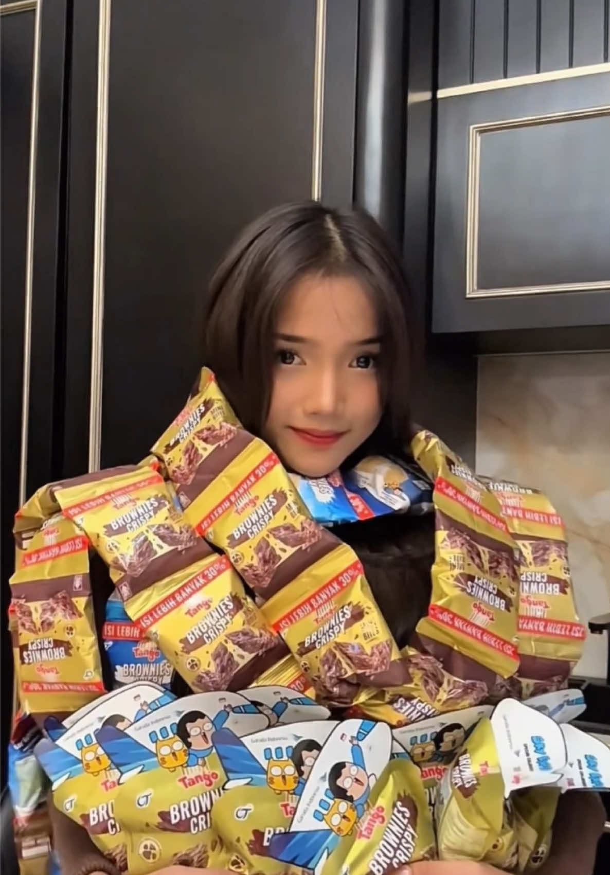 Kenapaa yang enakkk selalu dikasih pilihan sih?!?! yang satu nyoklatt bangett, yang satu nyusuu bangett 🤤 kalo kata aku sih jangan kasih lepas, langsung makan keduanya aja 😋 @Wafer Tango  #TangoBrowniesCrispy #RinganBrowniesnya #RatusanHappynya