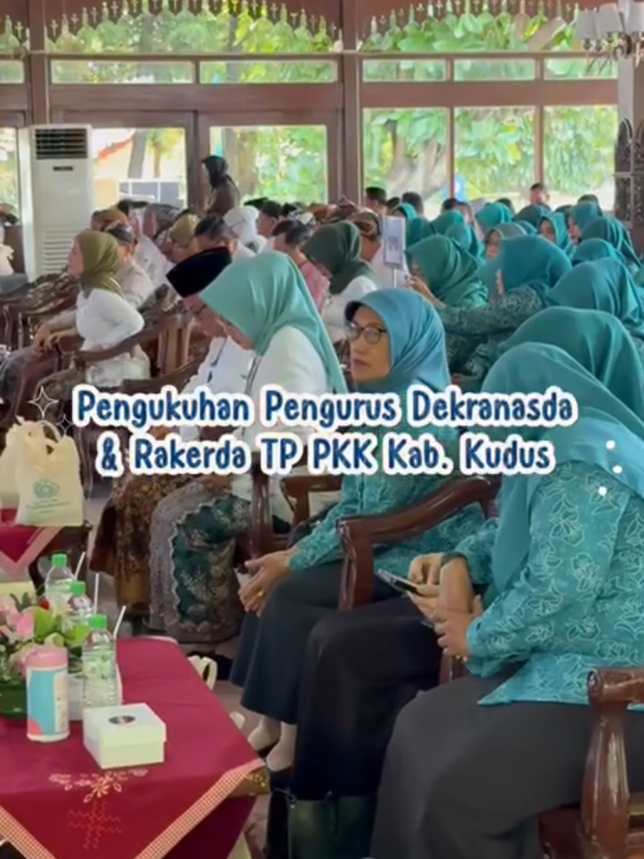 Bupati Kudus Sam’ani Intakoris menghadiri Pengukuhan Pengurus Dekranasda Kabupaten Kudus Masa Bakti 2025–2030 yang dipimpin oleh Ketua Dekranasda Kabupaten Kudus Endhah Sam'ani Intakoris di Pendapa Kabupaten Kudus, Kamis (27/11/2025). Dalam kesempatan yang sama, turut dilaksanakan Rakerda TP PKK Kabupaten Kudus sebagai bagian dari upaya memperkuat peran organisasi dalam mendukung berbagai program pemberdayaan dan pembangunan daerah. Dalam sambutannya, Bupati mengucapkan selamat kepada para pengurus yang baru dikukuhkan dan mengapresiasi kontribusi para kader yang selama ini ikut membantu meningkatkan kesejahteraan masyarakat.  Pihaknya menekankan pentingnya kolaborasi, gotong royong, dan pelaksanaan program secara konsisten, mulai dari 10 Program Pokok PKK, dukungan terhadap MBG dan Kopdes Merah Putih, gerakan pilah sampah di tingkat desa, hingga kesiapsiagaan bencana. Dengan sinergi yang kuat, diharapkan berbagai program dapat memberikan manfaat nyata bagi masyarakat Kudus. @SAI-Inovasi @iin Endhah 