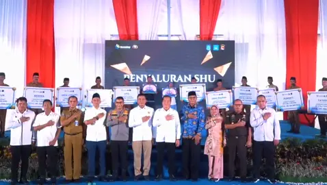 Kegiatan bakti sosial Polda NTB yang dirangkaikan dengan pendampingan pembagian Sisa Hasil Usaha (SHU) Koperasi Salonong Bukit Lestari berlangsung sukses pada hari Senin (17/11) di halaman Kantor Bupati Sumbawa. Acara ini dihadiri oleh 3.403 anggota koperasi yang berasal dari 29 desa di 5 kecamatan wilayah pertambangan. Hadir dalam kegiatan tersebut Kapolda NTB Irjen Pol Hadi Gunawan, S.H., S.I.K., Gubernur NTB H. Lalu Muhammad Iqbal, serta perwakilan Kementerian ESDM yang diwakili oleh Komjen Pol Yudhiawan, S.I.K., S.H., M.H., M.Si. Acara juga diikuti secara daring oleh BP Taskin Budiman Sujatmiko, dan turut dihadiri oleh para pimpinan daerah, para Kapolda dari beberapa provinsi, serta para stakeholder dari berbagai wilayah. Melalui kegiatan bakti sosial dan pendampingan ini, Polda NTB kembali menegaskan komitmennya untuk mengawal penguatan koperasi sebagai pilar kesejahteraan masyarakat, sesuai arah kebijakan Astacita Presiden RI poin 3, 4, 5, 6, dan 8 yang menekankan pembangunan ekonomi inklusif, pemberdayaan masyarakat, serta peningkatan nilai tambah sektor sumber daya alam. Pembagian SHU kepada ribuan anggota koperasi ini menunjukkan bahwa sinergi antara pemerintah pusat, pemerintah daerah, kepolisian, dan koperasi mampu memberikan manfaat nyata bagi masyarakat. Kegiatan ini diharapkan dapat menjadi stimulus ekonomi positif, memperkuat kemandirian masyarakat, serta mendorong pertumbuhan ekonomi lokal secara berkelanjutan di wilayah pertambangan. Dengan keterlibatan berbagai pihak dan antusiasme masyarakat, kegiatan ini dinilai sangat berhasil dan menjadi momentum penting dalam meningkatkan kesejahteraan masyarakat Sumbawa. #PoldaNTB #PolriPresisi #polriuntukmasyarakat 