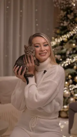 Pisu tocmai a primit cel mai frumos cadou de Crăciun — o casă călduroasă ♥️ Acum are nevoie și de un nume. ♥️ @cycloramamediastudio 